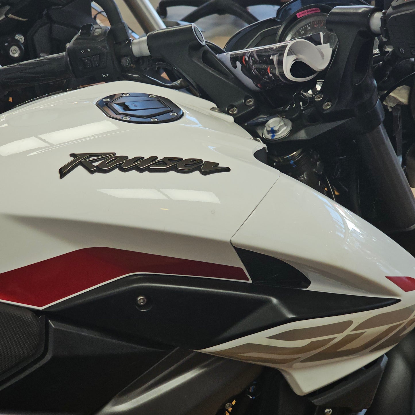 Bajaj Rouser NS 200 - MYM MOTOS S.A