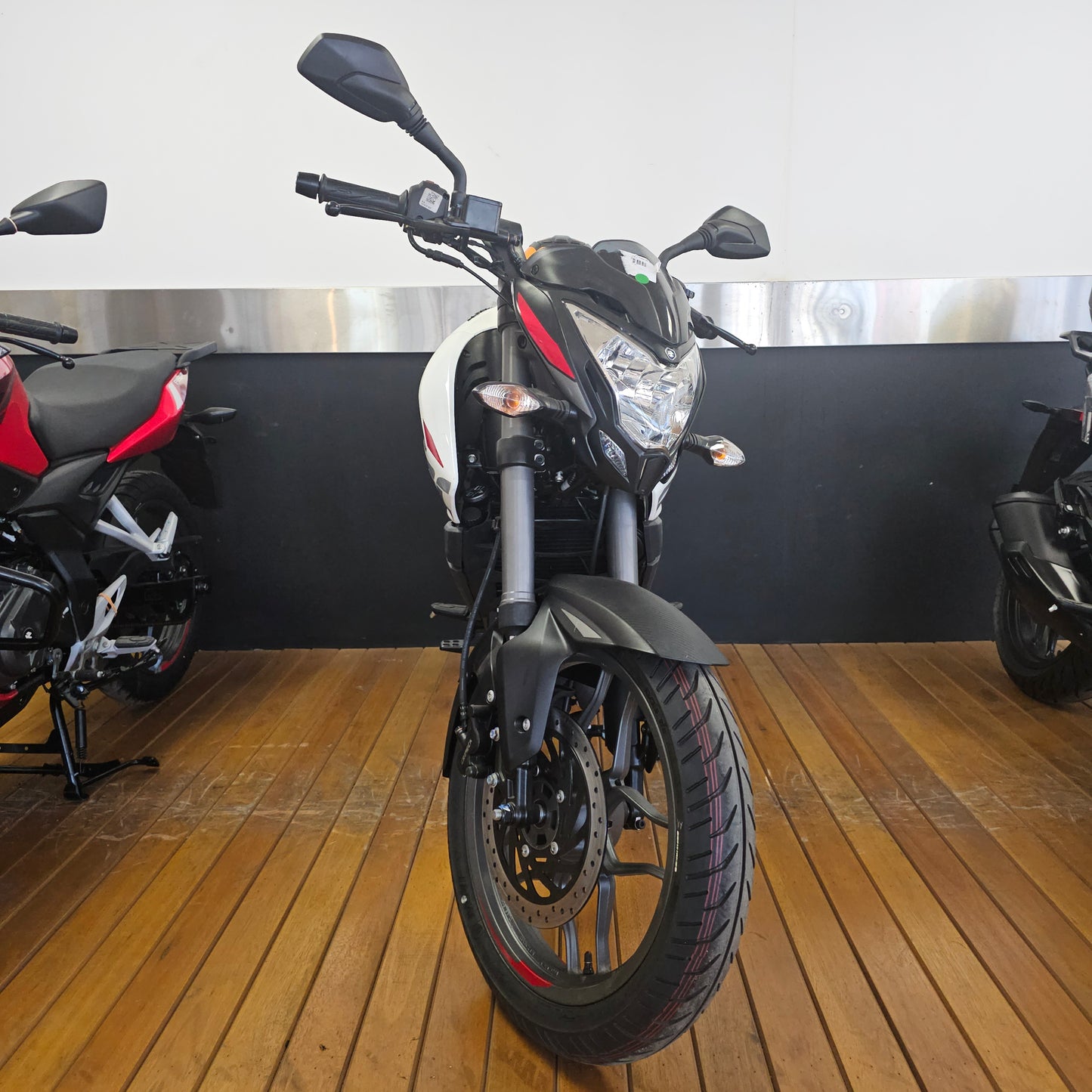 Bajaj Rouser NS 200 - MYM MOTOS S.A