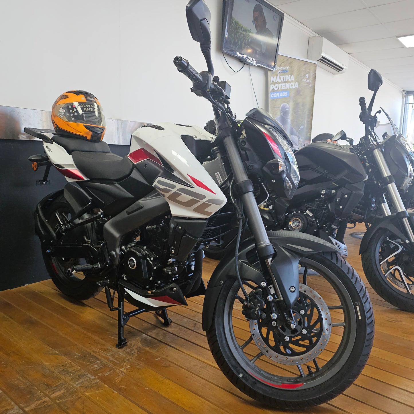 Bajaj Rouser NS 200 - MYM MOTOS S.A