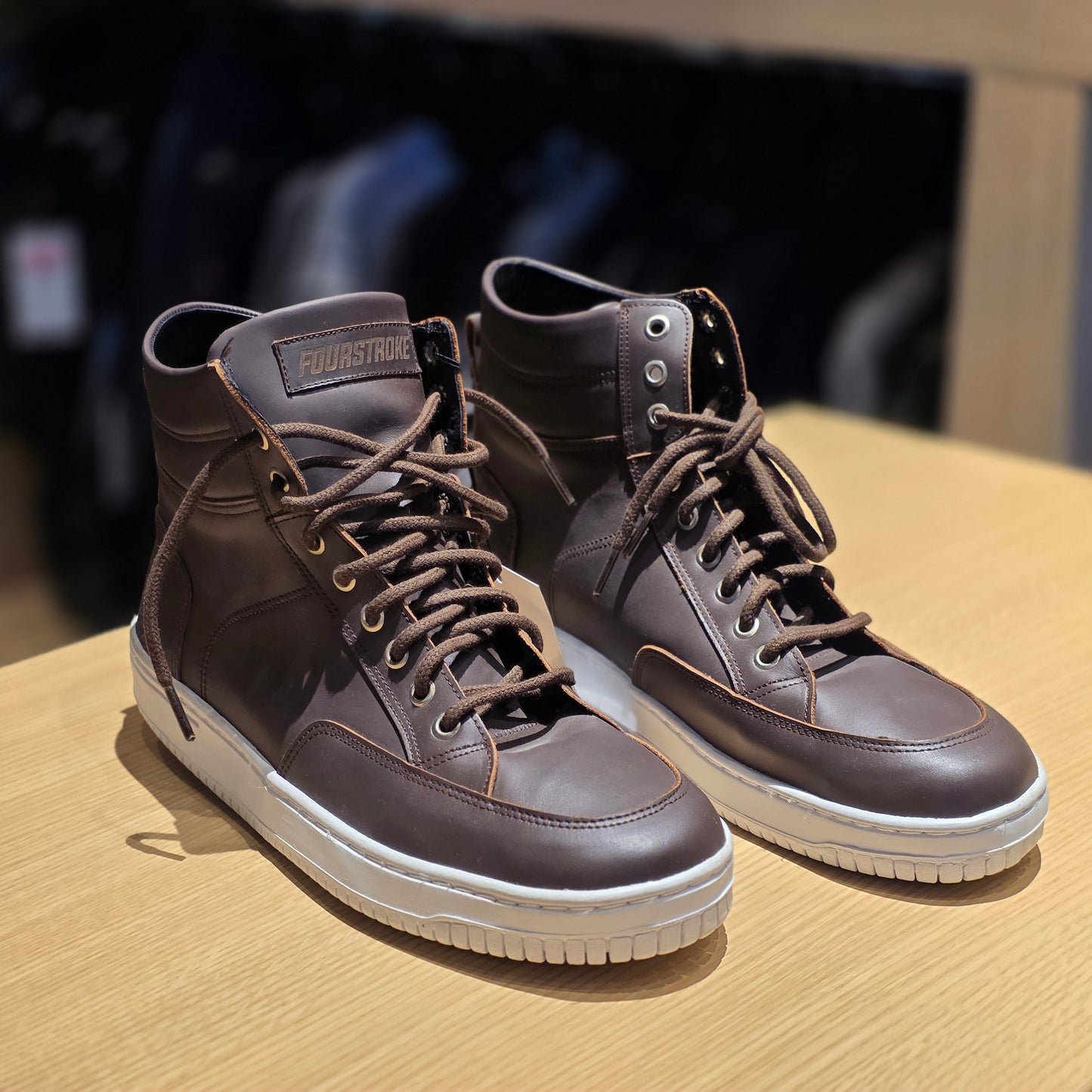 ZAPATILLA TRACK SHOE MARRON FOURSTROKE - MYM MOTOS S.A