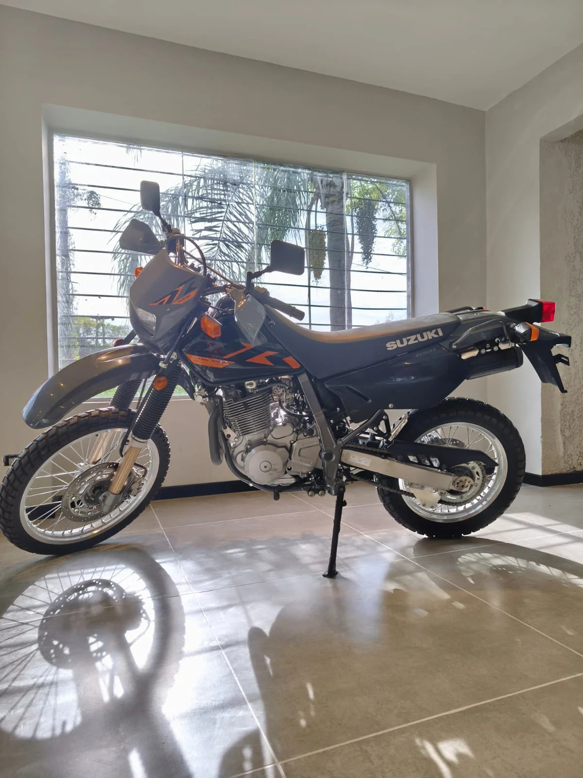 Motocicleta Suzuki DR 650 2024