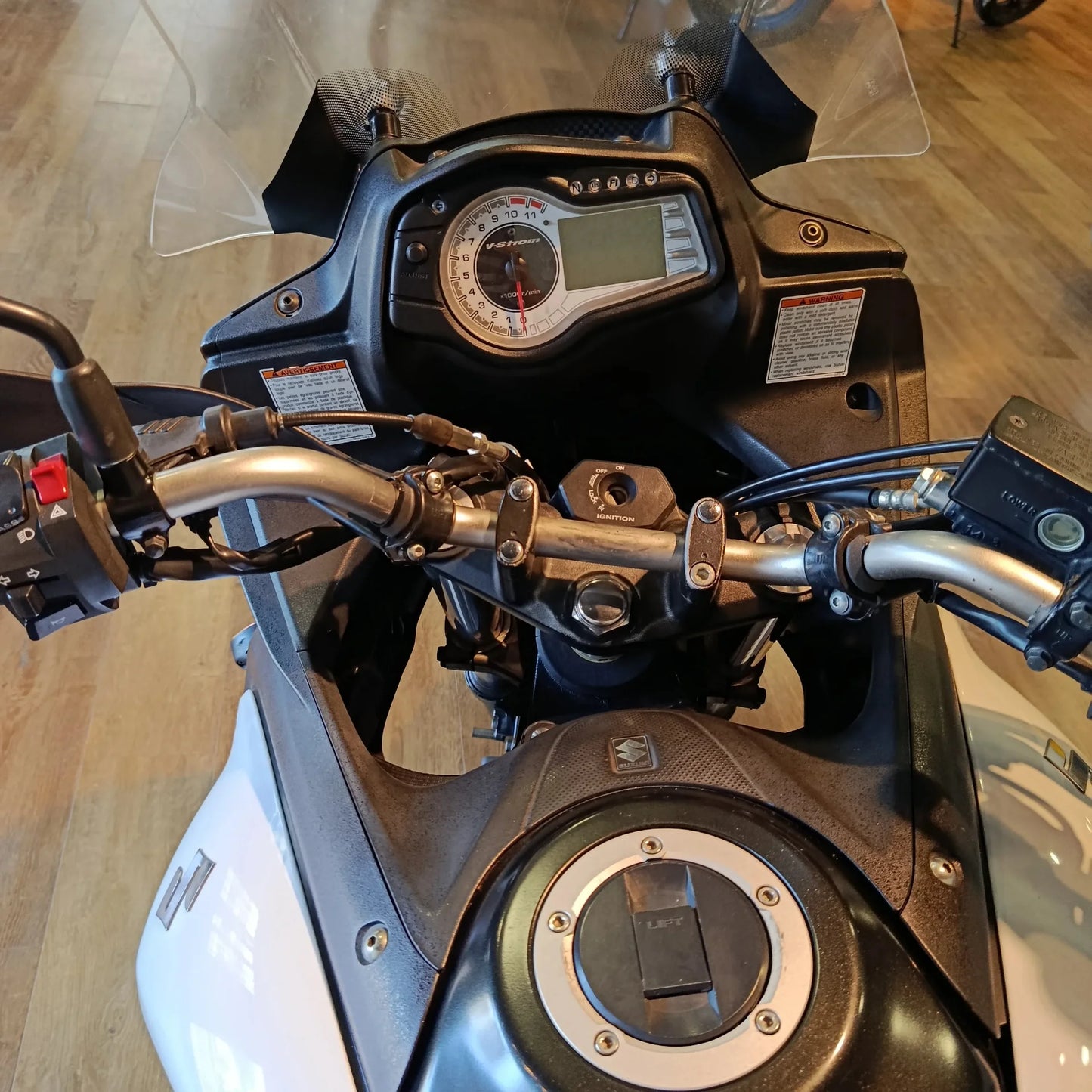 Suzuki V Strom 2 1 alta resolución