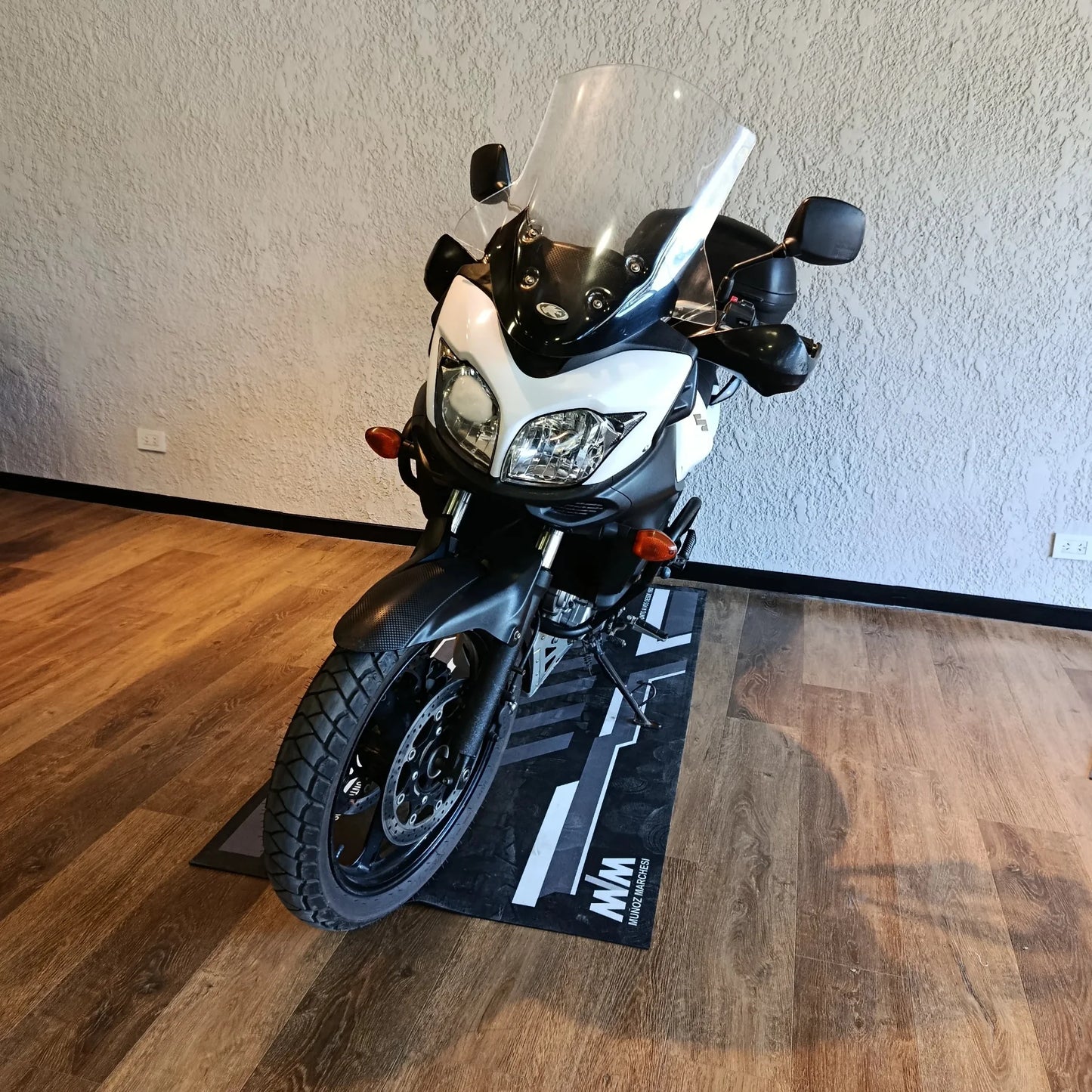 Suzuki V Strom 6 1 alta resolución