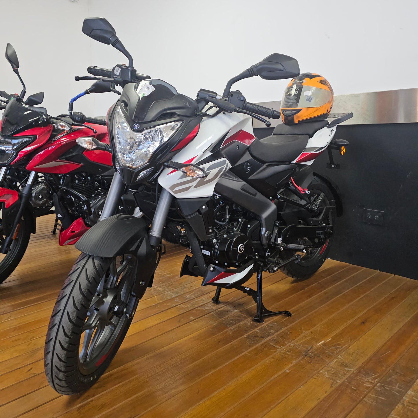 Bajaj Rouser NS 200 - MYM MOTOS S.A