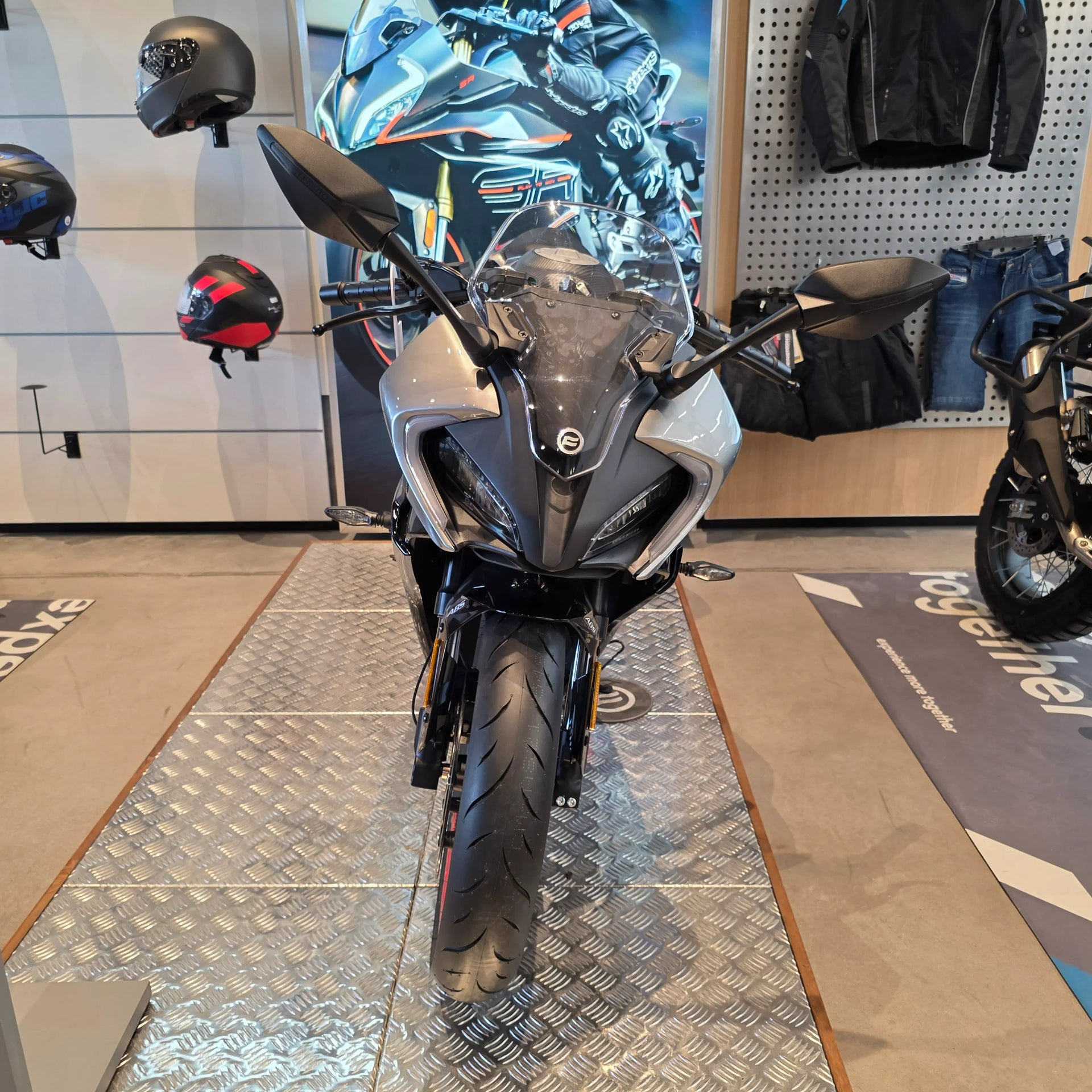 CFMOTO 300SR