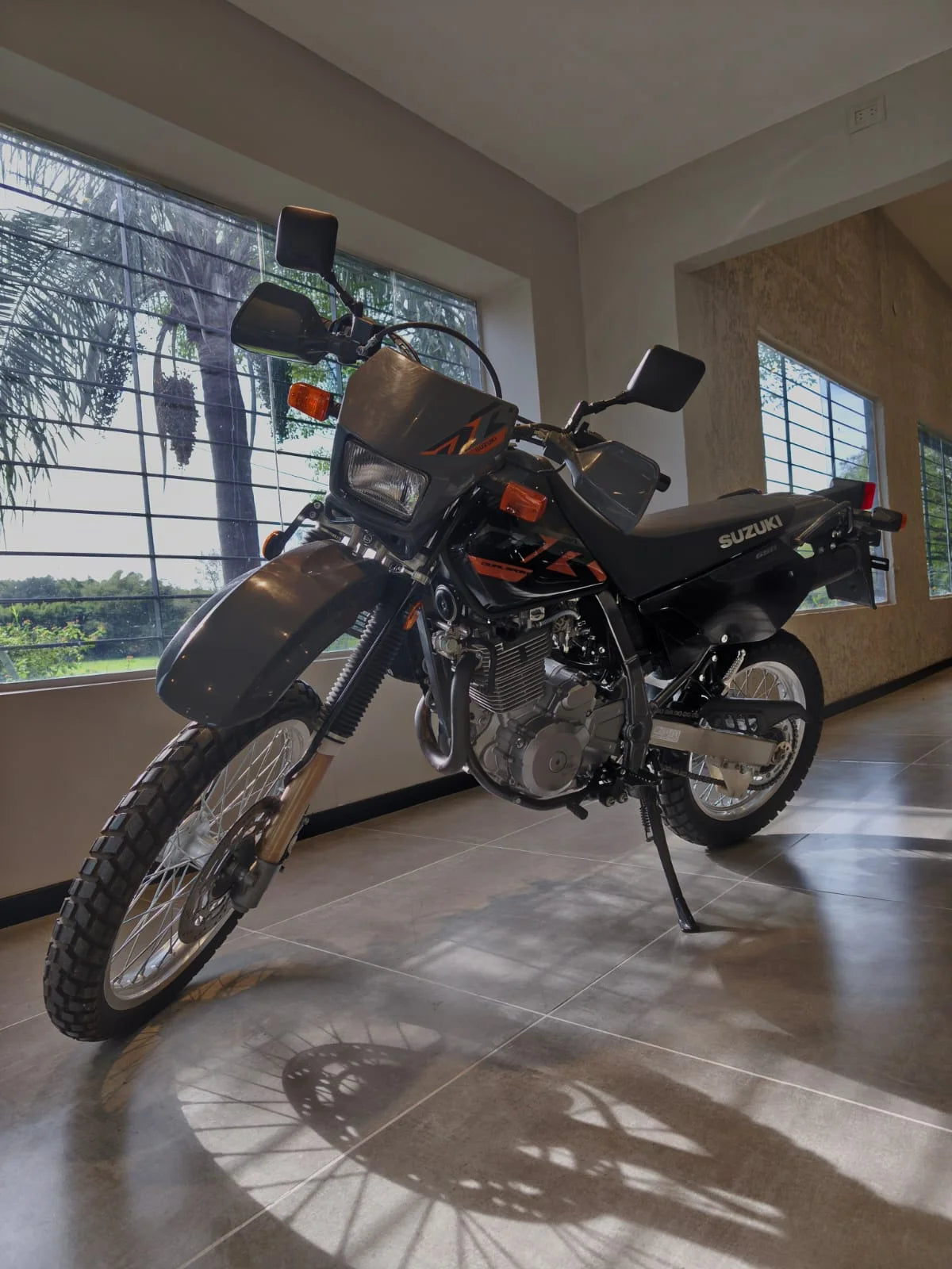 Motocicleta Suzuki DR 650 2024