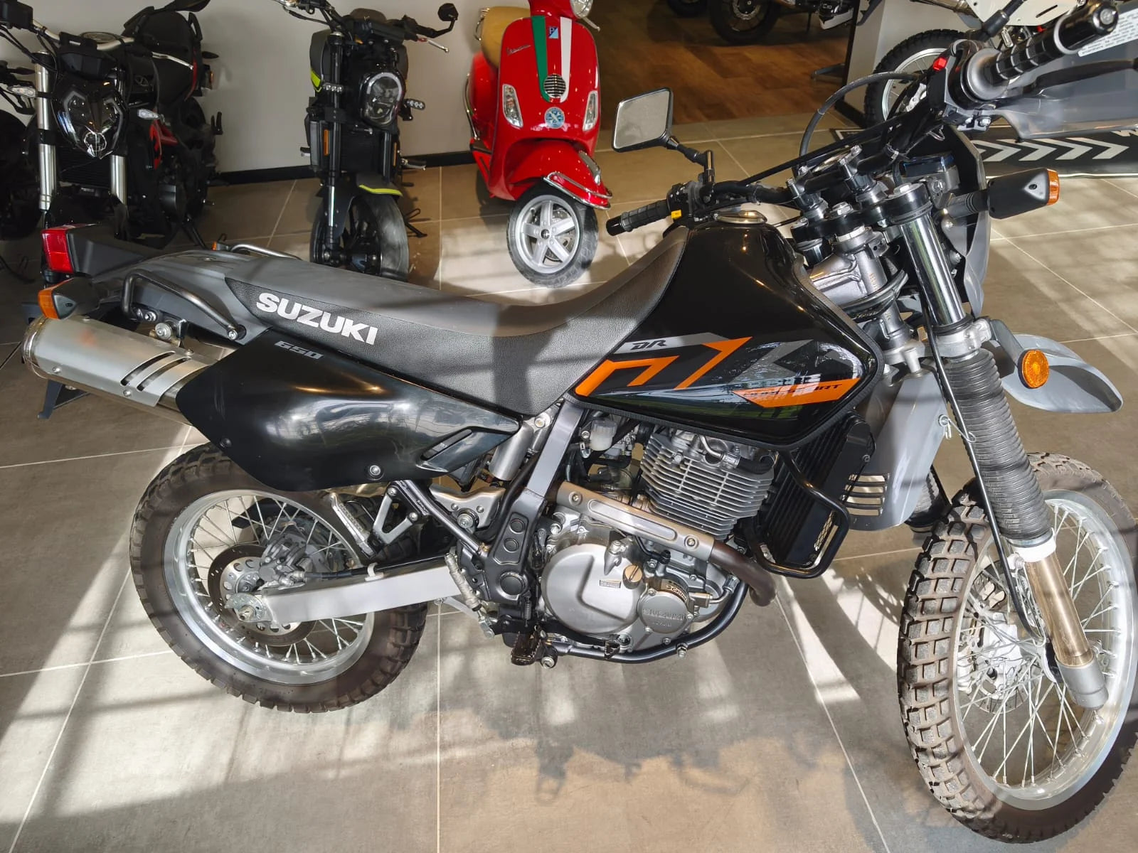 Motocicleta Suzuki DR 650 2024