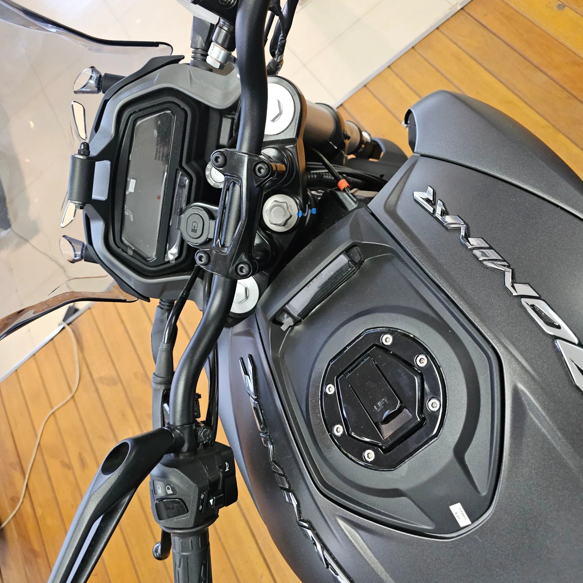 Bajaj Dominar  6 1 alta resolución