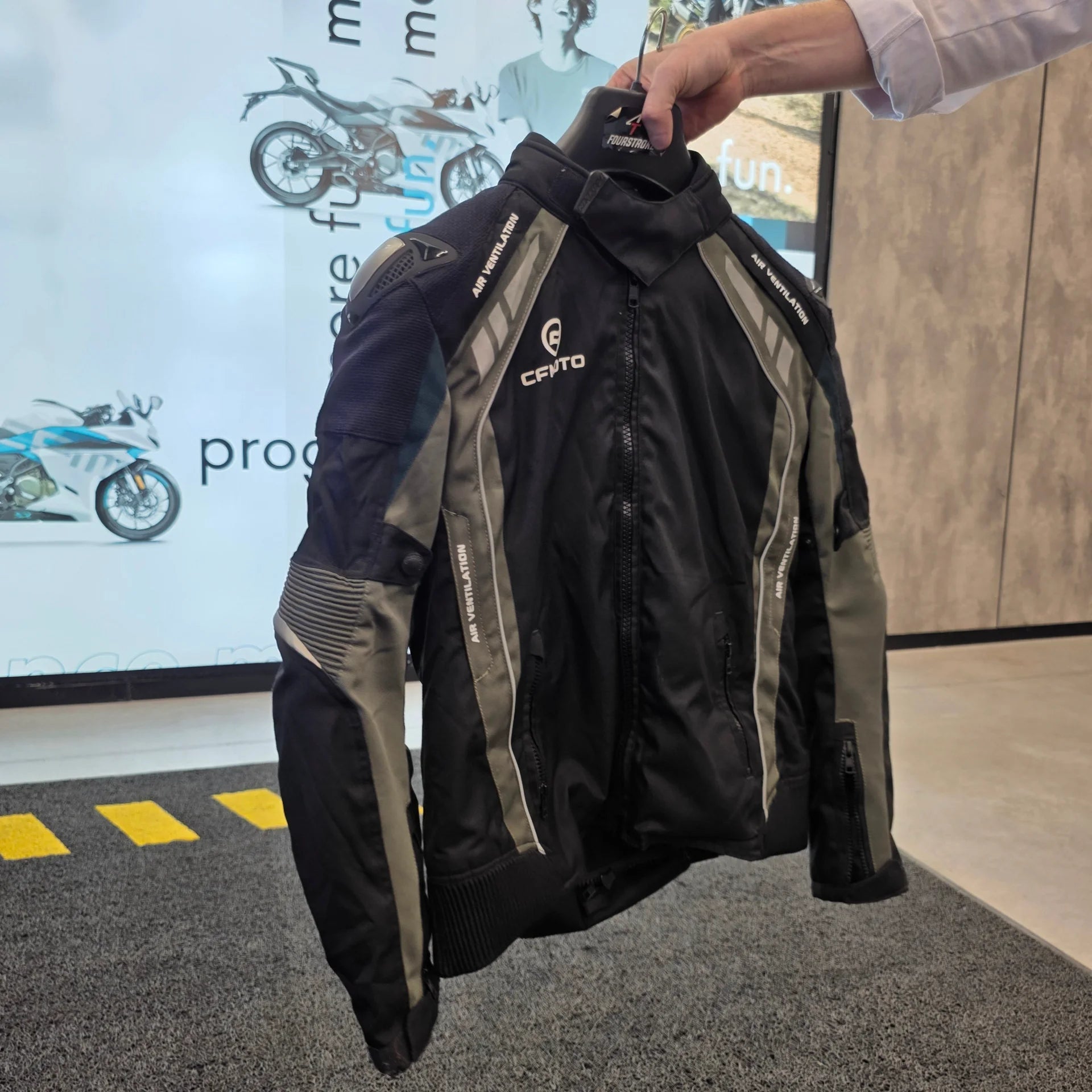 Campera Cfmoto 10 1 alta resolución