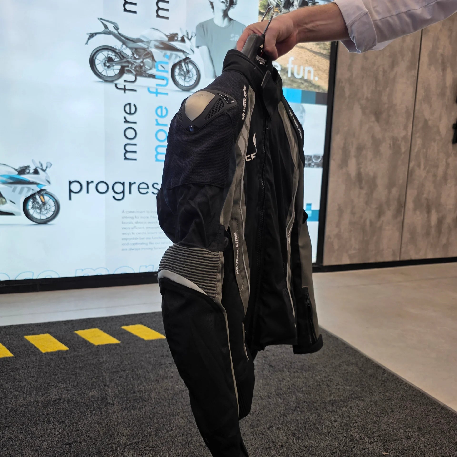 Campera Cfmoto 7 1 alta resolución